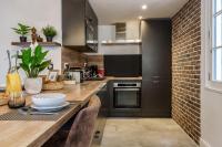 Kuchnia lub aneks kuchenny w obiekcie Le Baleschoux - Parking - PrestiPlace Collection