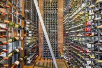 Una gran bodega llena de muchas botellas de vino. en Live Aqua Ciudad de Mexico Bosques de las Lomas, en Ciudad de México