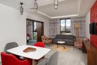 Crowne Plaza - Dar Es Salaam by IHGにあるテレビまたはエンターテインメントセンター
