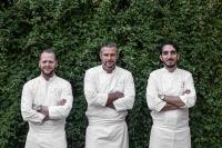 Un grupo de tres chefs de pie con los brazos cruzados. en Baumanière - Les Baux de Provence, en Les Baux-de-Provence