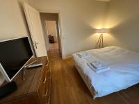 Una cama o camas en una habitaci&oacute;n de 70 sqm apartment in 75008 Paris