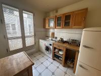 Una cocina o cocineta en 70 sqm apartment in 75008 Paris