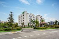 un gran edificio blanco en una calle con una carretera en Holiday Inn Express &amp; Suites - Miramar by IHG, en Miramar
