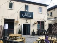 ニューカッスル・アンダー・ライムにあるLymedale Suites Studios & Aparthotel in NEWCASTLE UNDER LYME & STOKEのティッカ家具を読む看板のある建物