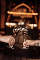 dos personas sosteniendo copas de vino en Hotel bij Jacob, en Enschede