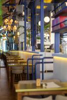 una fila de mesas y sillas en un restaurante en BlueBlood - The Rooms, en Kalamata