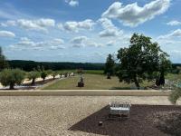 un banc assis au sol dans un parc dans l&#39;établissement Chateau Prieure Marquet, à Saint-Martin-du-Bois