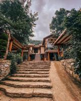 トラブゾンにあるHayal Vadisi Suite Hotelの家に通じる石段