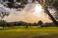 a view of a golf course with the sun in the sky at Magnifique vue lac au Golf de Pont-Royal in Mallemort