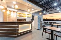 eine Bar in einem Restaurant mit Tischen und Stühlen in der Unterkunft Magsaysay Hillside Resort powered by Cocotel in Magsaysay