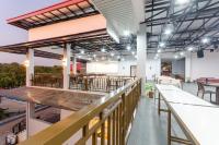 Blick auf das Innere eines Restaurants mit Tischen und Stühlen in der Unterkunft Magsaysay Hillside Resort powered by Cocotel in Magsaysay