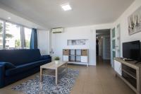 Televízia a/alebo spoločenská miestnosť v ubytovaní Apartamentos Torre Yago
