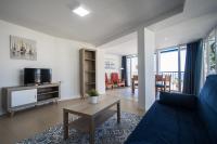 Televízia a/alebo spoločenská miestnosť v ubytovaní Apartamentos Torre Yago