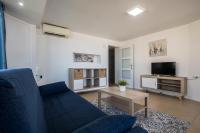 Televízia a/alebo spoločenská miestnosť v ubytovaní Apartamentos Torre Yago