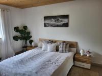 Una cama o camas en una habitaci&oacute;n de Bergbauernhof-Grinzens