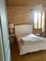 Katil atau katil-katil dalam bilik di Domaine de la Source