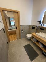A bathroom at Alpenglück - Hinterthal