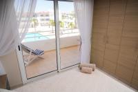 Bazén v ubytování Narcissos 'Nissi Beach' Apartment E9 nebo v jeho okolí