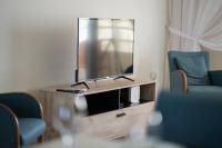 TV a/nebo společenská místnost v ubytování Narcissos 'Nissi Beach' Apartment E9