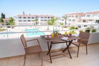 Bazén v ubytování Narcissos 'Nissi Beach' Apartment E9 nebo v jeho okolí