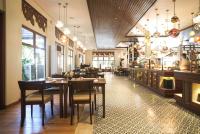 ein Restaurant mit Tischen und Stühlen in einem Raum in der Unterkunft La Jolla Hotel and Beach Resort in Malawin