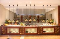 eine Küche mit einem Buffet mit Speisen in der Unterkunft La Jolla Hotel and Beach Resort in Malawin