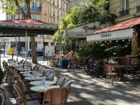 Un restaurante u otro lugar para comer en 70 sqm apartment in 75008 Paris
