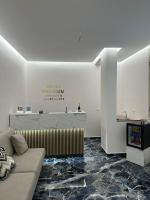 Una sala de estar con un sofá y un televisor. en Nikaj Premium Apart-Hotel, en Vlorë
