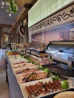ein Buffet mit vielen verschiedenen Speisen in der Unterkunft Aparthotel Góralski Spa 2 in Białka Tatrzańska