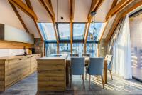 Kuchyňa alebo kuchynka v ubytovaní TATRA SUITES Vila HIMALAYA