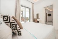Posteľ alebo postele v izbe v ubytovaní Arcs Suites & Residences