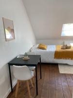 a bedroom with a black table and a bed at Mimosa* Proche Centre-Ville et CHU*Parking in Amiens