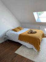 a bedroom with a large bed with yellow pillows at Mimosa* Proche Centre-Ville et CHU*Parking in Amiens
