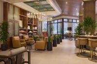 The Leo Kent Hotel, Tucson, a Tribute Portfolio Hotel في توسان: بهو الفندق مع الكراسي والطاولات