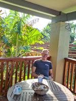 Dominic's Beach Bungalowにあるバルコニーまたはテラス
