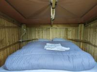 Łóżko lub łóżka w pokoju w obiekcie Camping Onlycamp Les Deux Rives