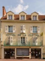 un edificio con un hotel de clade encima en Hôtel de la cloche, en Vitry-le-François