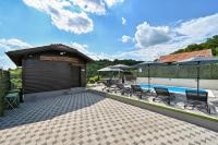 Bazén v ubytovaní Holiday House Dora - Nice home with nice forest view and Outdoor swimming pool, Whirlpool-Jacuzzi, Sauna, 2 bedrooms and WiFi alebo v jeho blízkosti