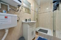 Kúpeľňa v ubytovaní Holiday House Dora - Nice home with nice forest view and Outdoor swimming pool, Whirlpool-Jacuzzi, Sauna, 2 bedrooms and WiFi