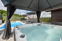 Bazén v ubytovaní Holiday House Dora - Nice home with nice forest view and Outdoor swimming pool, Whirlpool-Jacuzzi, Sauna, 2 bedrooms and WiFi alebo v jeho blízkosti