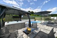 Bazén v ubytovaní Holiday House Dora - Nice home with nice forest view and Outdoor swimming pool, Whirlpool-Jacuzzi, Sauna, 2 bedrooms and WiFi alebo v jeho blízkosti