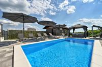 Bazén v ubytovaní Holiday House Dora - Nice home with nice forest view and Outdoor swimming pool, Whirlpool-Jacuzzi, Sauna, 2 bedrooms and WiFi alebo v jeho blízkosti