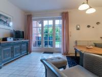 Apartment with fireplace in a thatched-roof condoにあるテレビまたはエンターテインメントセンター