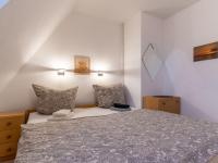 Apartment with fireplace in a thatched-roof condoにあるベッド