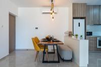Kuchyň nebo kuchyňský kout v ubytování Flair 1-Bedroom Apartment in Larnaca