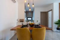 TV a/nebo společenská místnost v ubytování Flair 1-Bedroom Apartment in Larnaca