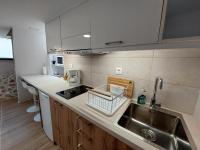 A kitchen or kitchenette at Evans House II One Bedroom Maisonette