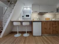 A kitchen or kitchenette at Evans House II One Bedroom Maisonette