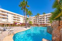 Una piscina con palmeras y un hotel. en Hotel Rosella affiliated by Intelier, en Sa Coma