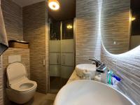 a bathroom with a tub and a toilet and a sink at Appartement Luxueux 3 pièces climatisé avec Terrasse, 5 couchages - 17ème Arrondissement de Paris in Clichy